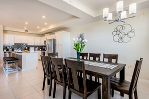 Apartamento, 2 habitaciones | Servicio de comidas en la habitación