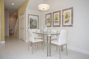 Stadtwohnung, 3 Schlafzimmer | Essbereich im Zimmer