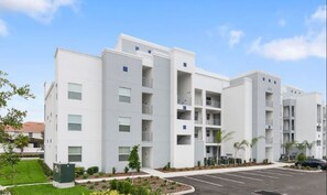 Apartment, 3 Bedrooms | Front of property