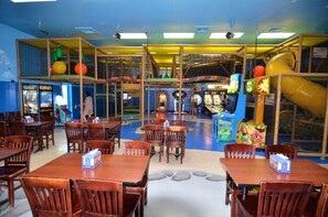 Casa de ciudad, 3 habitaciones | Área de juegos infantiles techada