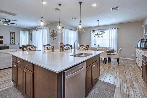 House, 6 Bedrooms | Private kitchen