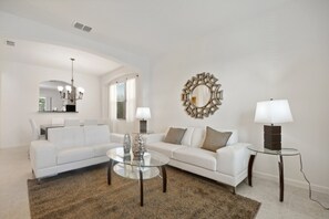 House, 6 Bedrooms | Living area