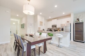 Maison en rangée, 5 chambres | Repas dans la chambre
