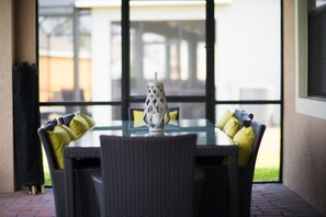 منزل - عدة أسرّة | تناول الطعام داخل الغرفة