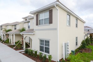 Front of property - Storey Lake 4822 (Kissimmee)