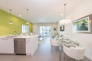 In-room dining - Serenity 1645 (Clermont)