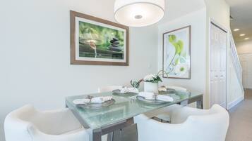 Townhome, 3 Bedrooms | Makan dalam bilik