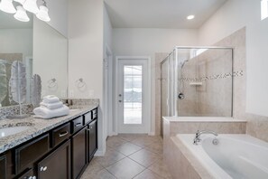 Casa, varias camas | Baño | Tina con regadera 