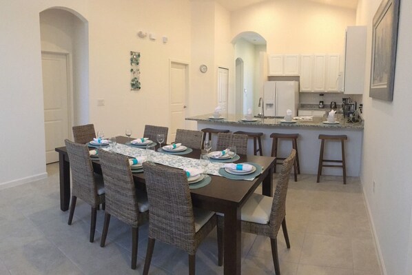 House, 4 Bedrooms | In-room dining