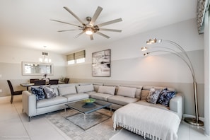Townhome - 2 sovrum | Vardagsrum | Platt-tv