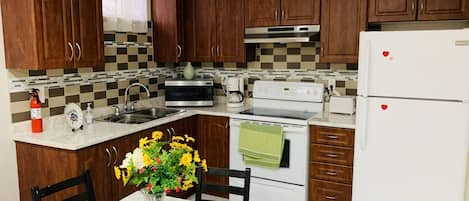 Refrigerador, microondas, horno y parrilla de estufa