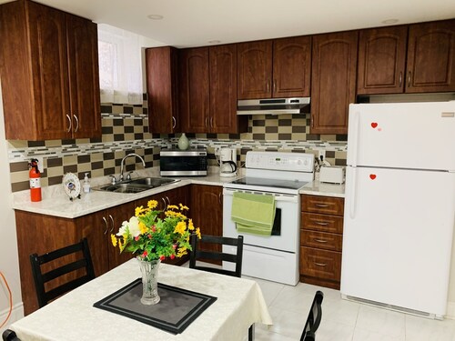 Très propre, belle et moderne nouvellement construit 2 chambres Bsmt. Appartement 