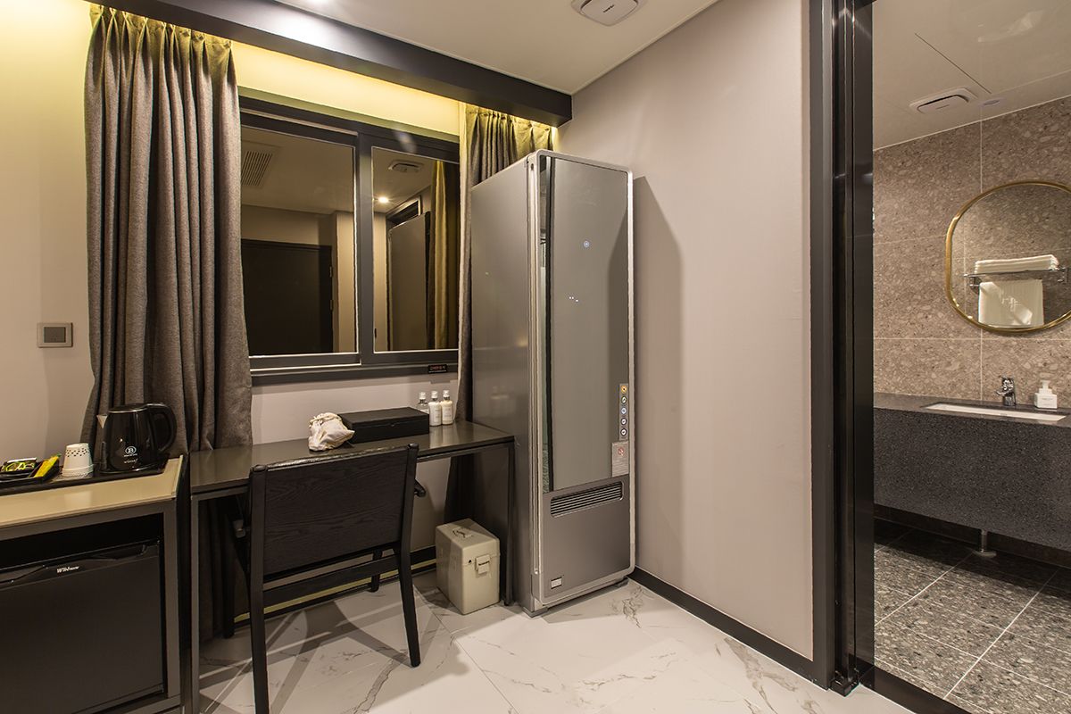 deluxe double room | blackout curtains, free wifi, bed sheets