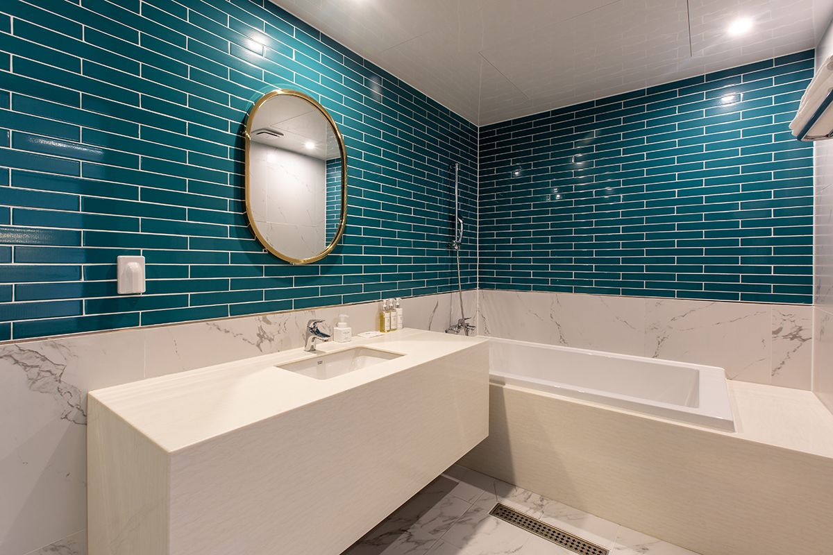 deluxe double room | bathroom | combined shower/bathtub, deep-soaking bathtub, designer toiletries