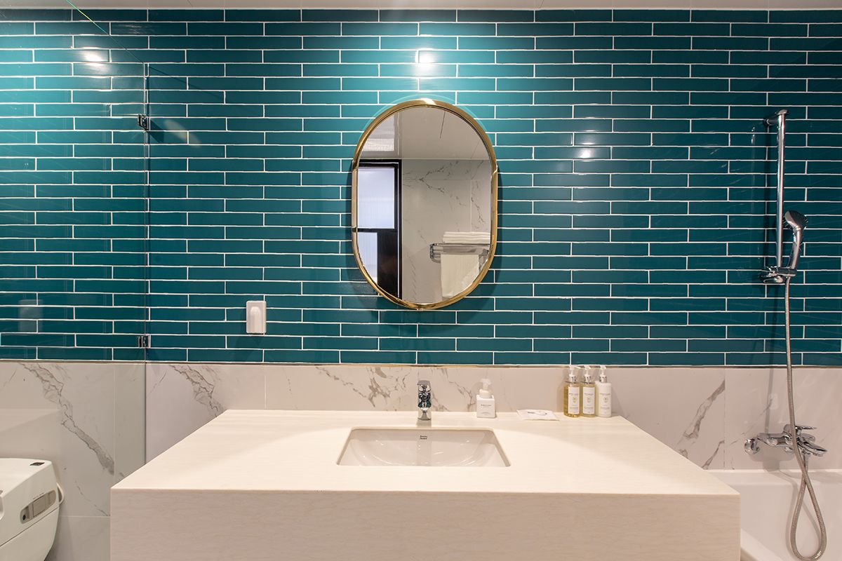 deluxe double room | bathroom | combined shower/bathtub, deep-soaking bathtub, designer toiletries