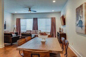 Interior - Downtown Escape/Rtop Deck/12 Beds (Nashville)