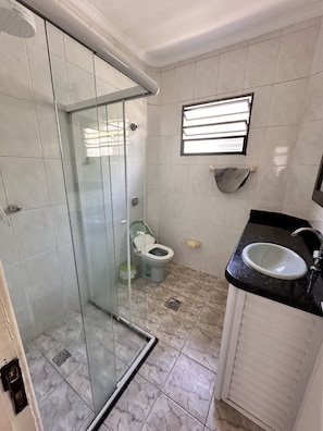 Bathroom - Vacation Rental Apartment in Guarujá, Astúrias Beach / Tombo (Vila Alzira)