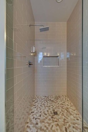 Shower, hair dryer - Beautiful Downtown/Rtop Deck/12 Beds (Nashville)