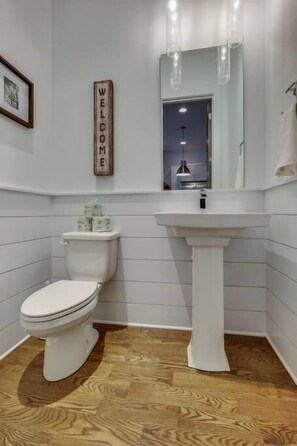 Shower - Beautiful Downtown/Rtop Deck/12 Beds (Nashville)