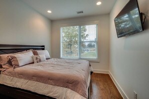 4 bedrooms, iron/ironing board, free WiFi