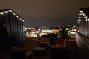 Outdoor dining - Beautiful Downtown/Rtop Deck/12 Beds (Nashville)
