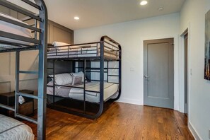 4 bedrooms, iron/ironing board, free WiFi - Beautiful Downtown/Rtop Deck/12 Beds (Nashville)