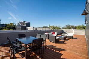 Outdoor dining - Beautiful Downtown/Rtop Deck/12 Beds (Nashville)