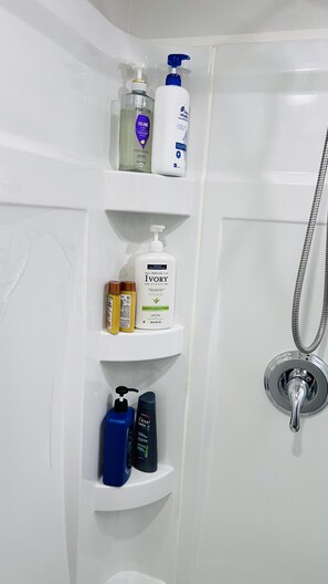 Shower, hair dryer, towels, soap - Morning glory cottage (Winnipeg)