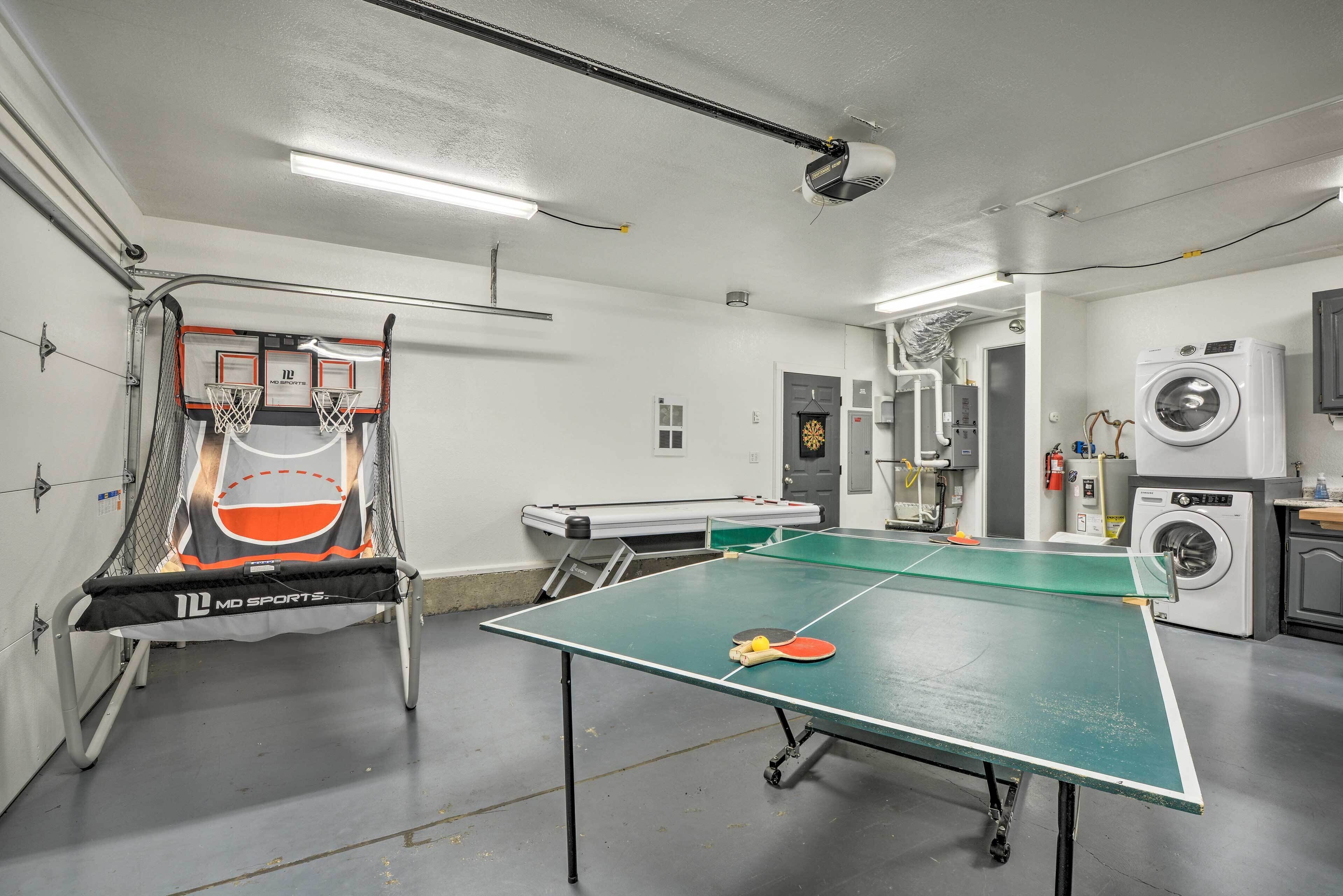 Instalación deportiva con mesa de ping pong, aro de baloncesto y lavadora.