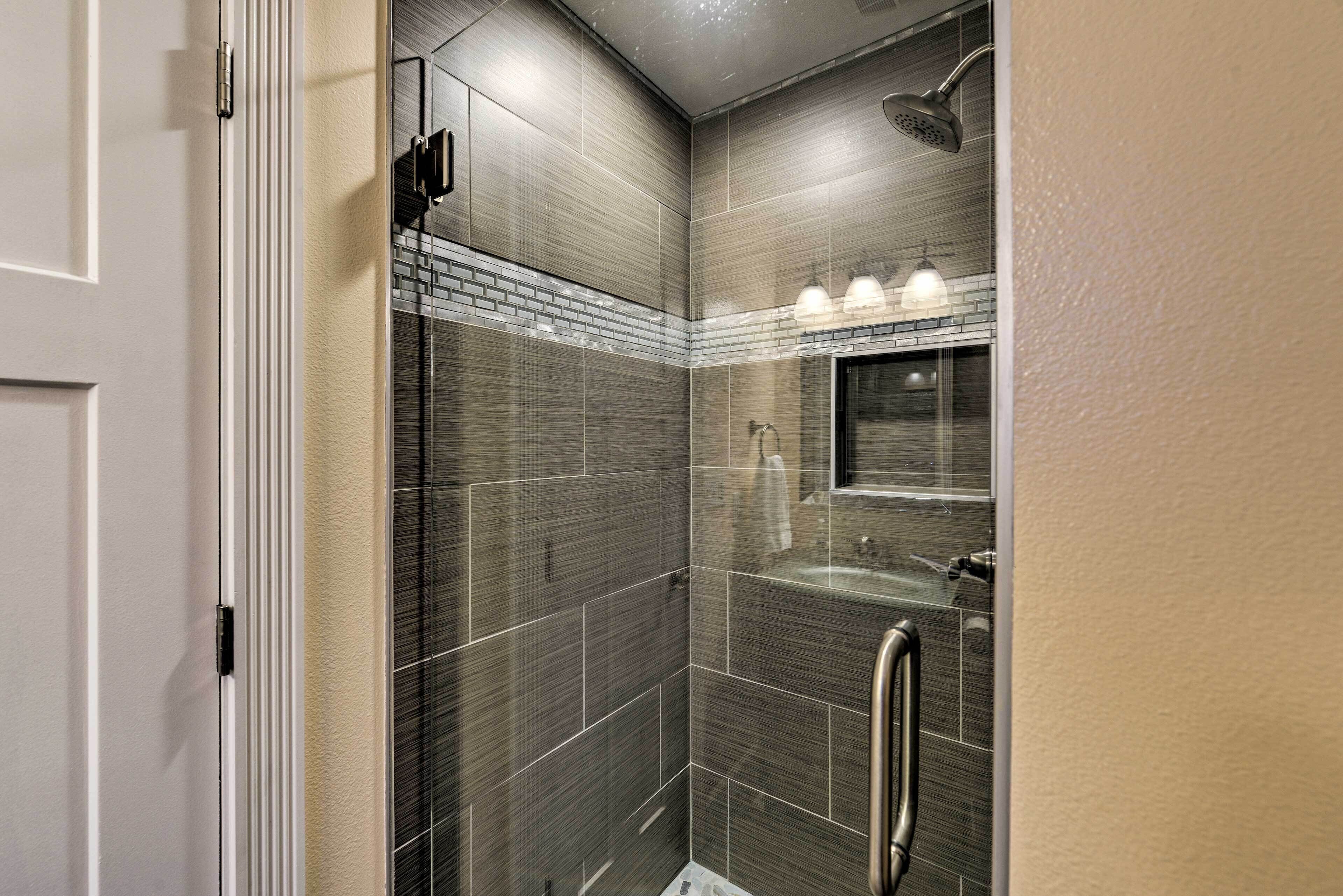 Full Bathroom | Complimentary Toiletries