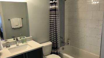 Ensemble douche/baignoire, sèche-cheveux, serviettes fournies, savon