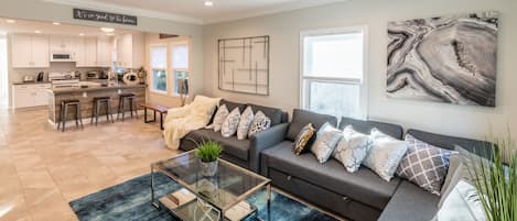 Älytelevisio, videopelejä, pöytäjalkapallopöytä, musiikkikirjasto