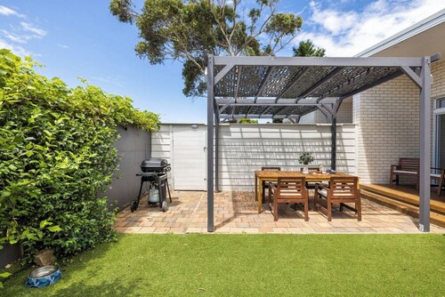 Bright Modern Family Villa, near Beach, Dogs also welcome. Free Wifi+Netflix