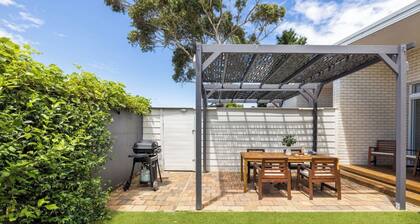 Bright Modern Family Villa, near Beach, Dogs also welcome. Free Wifi+Netflix