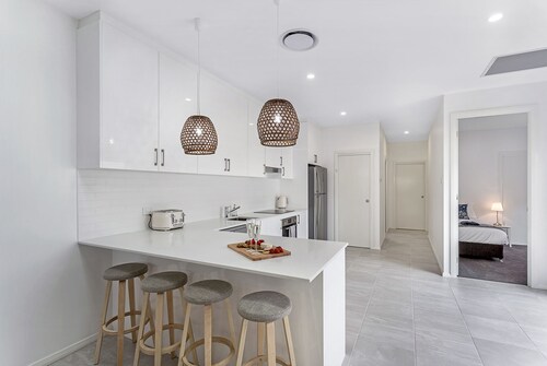 Uusi valoisa moderni perhehuvila lähellä rantakoiria ovat myös tervetulleita. Ilmainen Wifi + Netflix