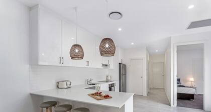 Uusi valoisa moderni perhehuvila lähellä rantakoiria ovat myös tervetulleita. Ilmainen Wifi + Netflix