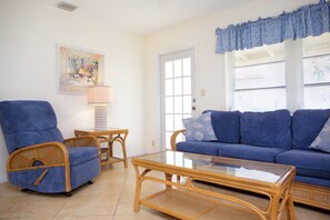 Smart-TV, Kamin, DVD-Player, Bücher