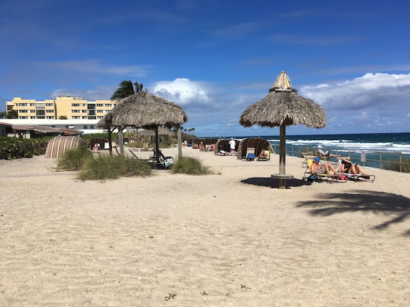 En la playa, sillas reclinables de playa