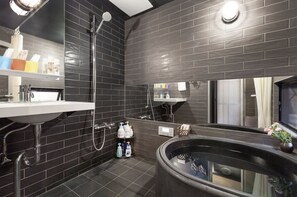 Badewanne, Haartrockner, Bidet, Handtücher