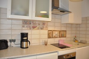 Fridge, stovetop, coffee/tea maker, electric kettle