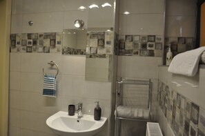 Séchoir à cheveux, serviettes fournies, shampooing, papier de toilette