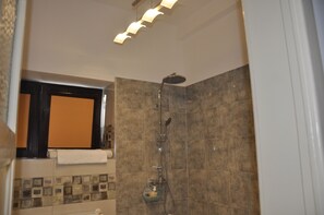 Haartrockner, Handtücher, Shampoo, Toilettenpapier