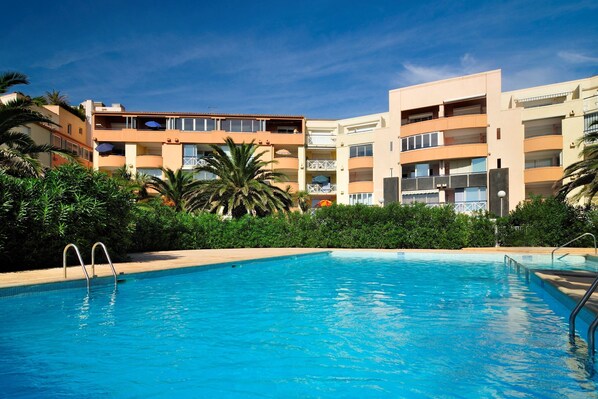 Piscine extérieure (ouverte en saison)