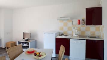 Réfrigérateur, micro-ondes, plaque de cuisson