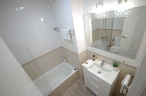 Bathtub, hair dryer, towels - 188 - Apartamento Agaporni (Tarifa)
