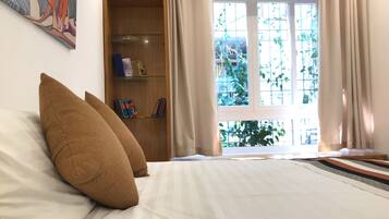 Tabla de planchar con plancha, wifi gratis y ropa de cama