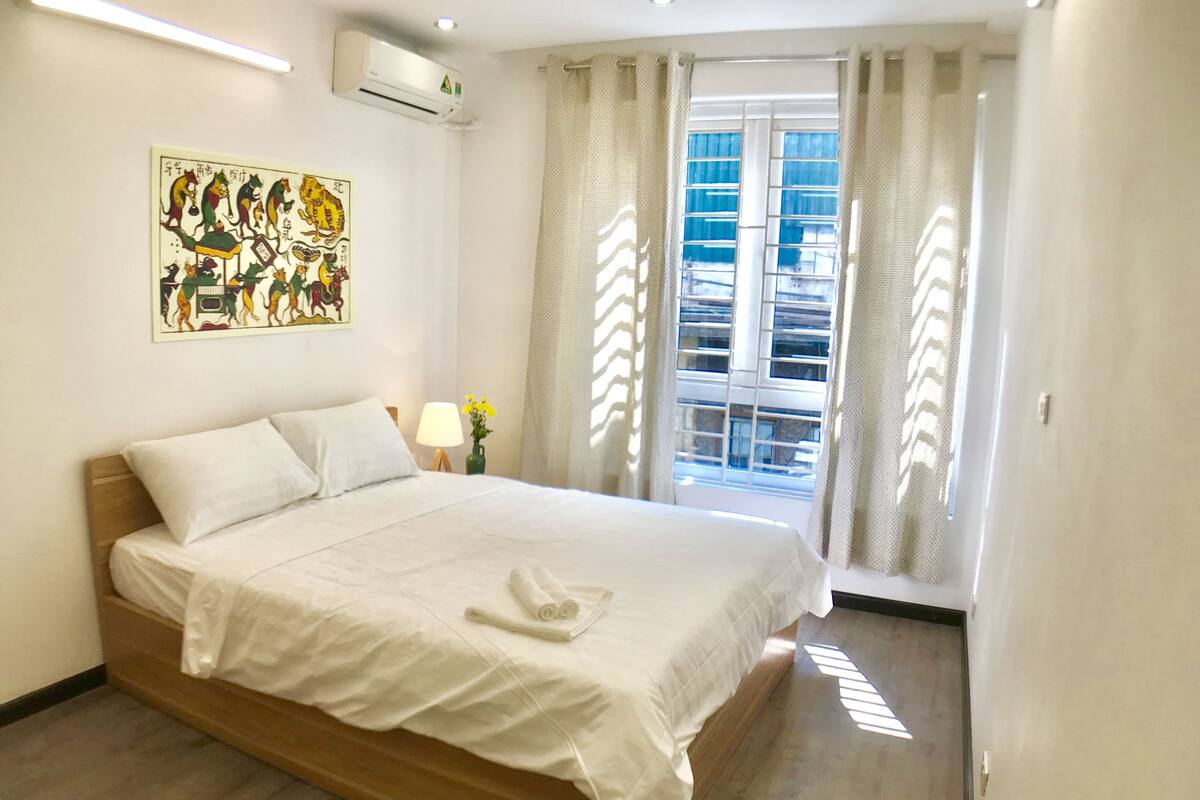 Quarto família, vista para a cidade | Ferros/tábuas de passar roupa, Wi-Fi de cortesia, roupa de cama