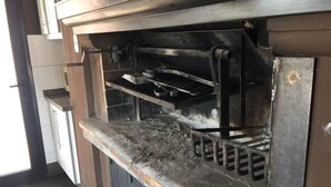 Eine Küche mit Backofen und einer Holzausziehtheke.