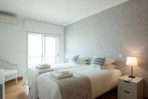 3 chambres, coffre-fort, fer et planche à repasser, lit de bébé portatif