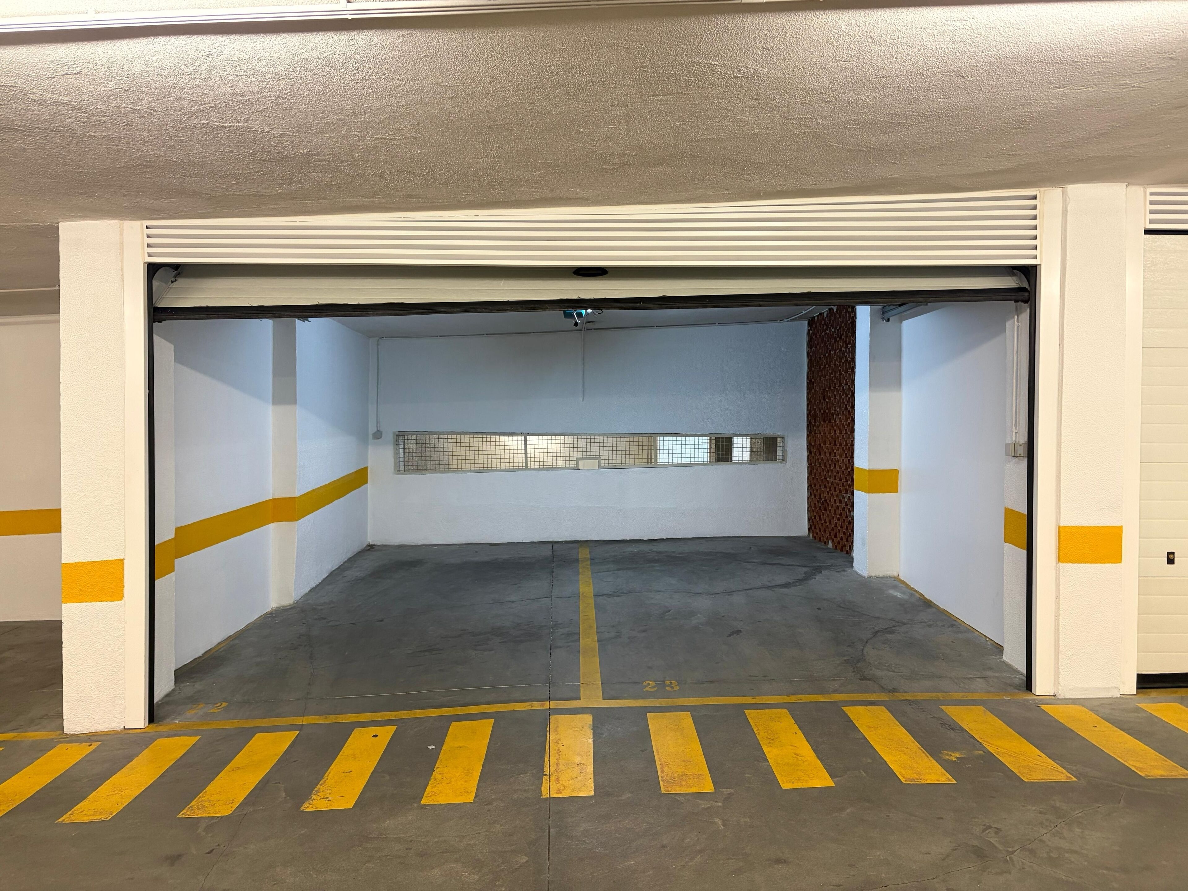 “Garagem privada, com espaço para dois carros, com portão automático.”